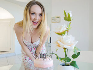 Nikole Nash aprende a chupar la polla de su padrastro en su cumpleaños número 18