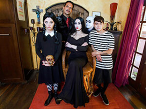 Morticia e Wednesday vengono scopate duramente dai loro familiari in un'orgia selvaggia della famiglia Addams nella notte di Halloween