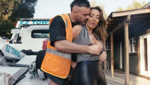 Richelle Ryan succhia e scopa per salvare la sua auto dal rimorchio fuori