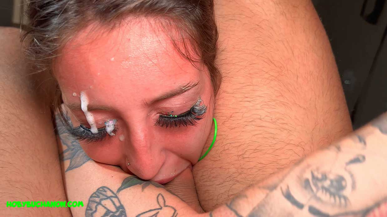 A vagabunda russa Anna Chambers nos conta que adora foda na cara e sexo violento. Dou um tapa na cara dela e cuspo. Tiro meu pau e enfio na garganta dela, fodendo a cara dela até ela engasgar com cuspe para todo lado. Fodo seus peitos grandes, coloco meus dedos na garganta dela e cuspo de novo. Coloco meu pau dentro dela e fodo sua bucetinha de puta russa. Viro-a e bato nela.