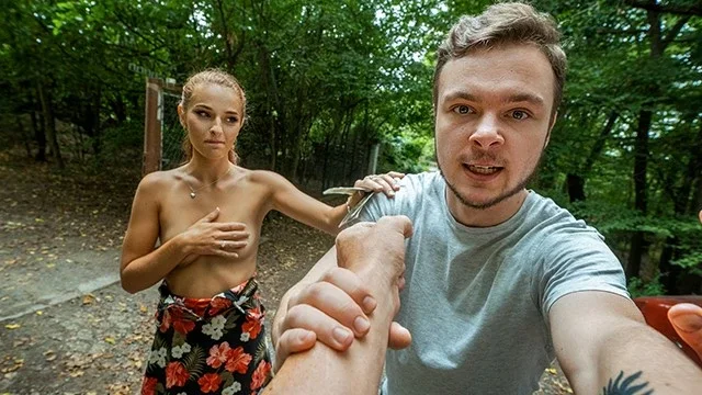 Lucianna Lucci Prende il Cazzo di Steve Q in Macchina Mentre il Suo Uomo Guarda