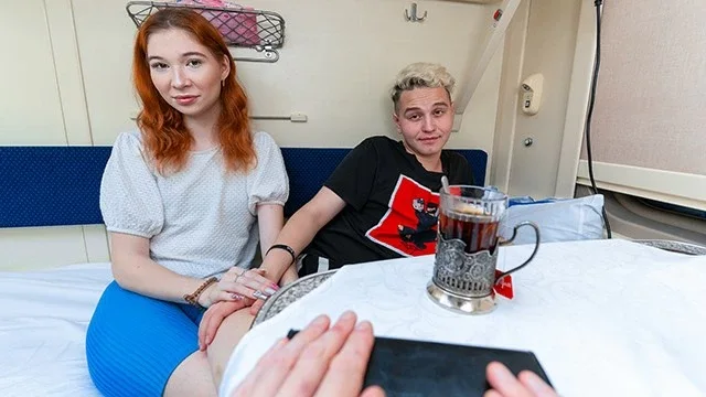 Mia Murkovski Succhia e Cavalca uno Sconosciuto sul Treno mentre il Suo Uomo Guarda