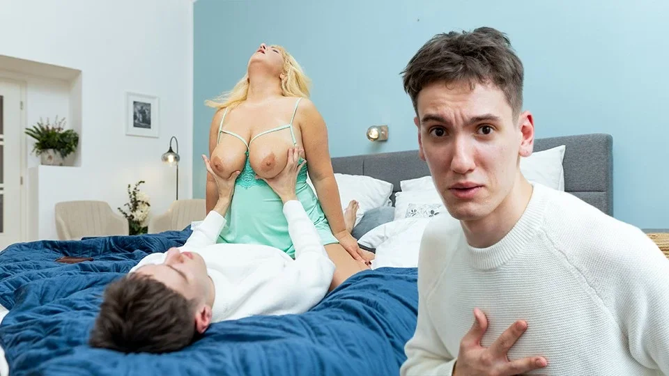 Blue Pearl Agradece a Axel Angelise com um Boquete Babado e Gozo na Boca
