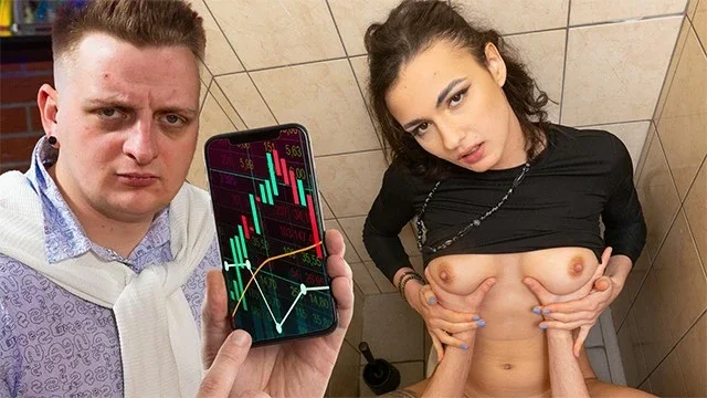 Charlotte Grey le chupa la polla y se la monta a un desconocido en un café mientras su marido mira