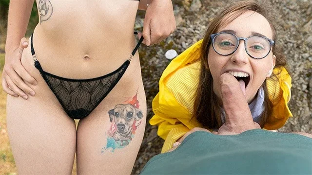 Emejota suce et chevauche un inconnu dans les bois pendant que son mec regarde