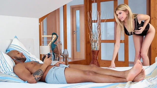 Karina Grand se faufile dans la chambre de Kid Jamaica pour une grosse bite noire