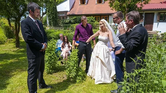 Vera Jarw und Deny Lou beim Braut-Rollenspiel mit Blowjob und Vaginalverkehr