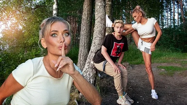 Malusha und Moon Imp: Mommy-Verführung mit Cum auf den Füßen