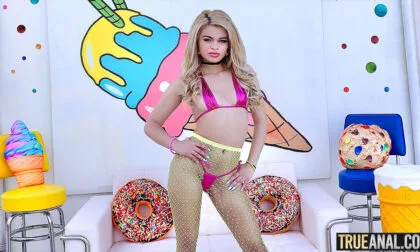 Destiny Cruz neemt een enorme lul in haar kont en krijgt een cumshot