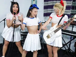 Emerald Loves y sus amigos se follan duro en una traviesa sesión de estudio coreana