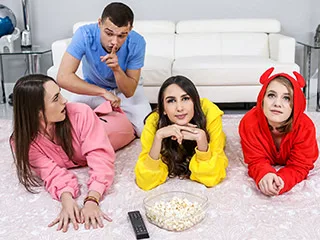 Natalia Nix é fodida por um pau enorme em festa do pijama