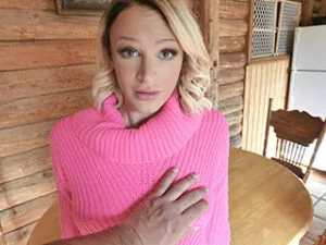 Emma Hix este futută de tatăl ei vitreg într-o cabană în pădure pentru a încinge lucrurile