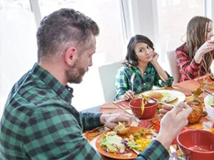 Jasmine zuigt pik en wordt van achteren gevuld met een slipje in haar mond op Thanksgiving Day