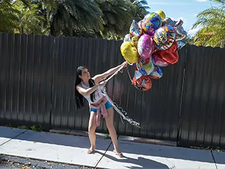 Lei prende il suo cazzo in profondità nella sua gola e viene sbattuta forte per il sesso di compleanno