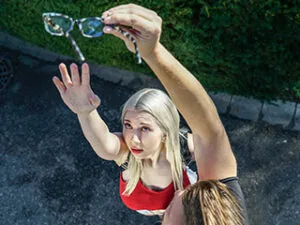 Roxy Risingstar jest prześladowana i gnębiona, dopóki nie zacznie fantazjować o tym, że ktoś ją mocno ru*cha
