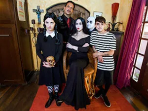 Morticia e Wednesday são fodidas com força por seus familiares em uma orgia selvagem da Família Addams na noite de Halloween