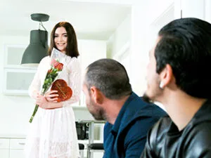 Maddie Winters riceve una sorpresa per San Valentino con un'intensa succhiata di cazzi e una penetrazione cruda