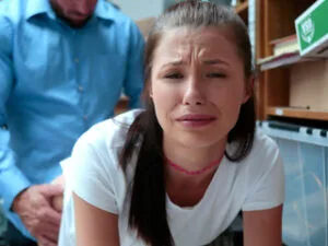 Carolina Sweets își face pizda strâmtă futută zdravăn de un polițist în schimbul libertății după ce a fost prinsă furând marfă la raionul de bijuterii