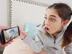 Sora mea vitregă e super obraznică și îmi trimite poze obscene, apoi dansează în lenjerie intimă și îmi dă chiloții ei să-i miros, iar eu profit din plin de vulva ei udă.