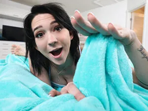 Riley Jean se fait prendre et décide d'avoir des relations sexuelles sales en famille avec son demi-frère maintenant
