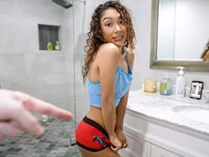 Sarah Lace fură lenjeria intimă a fratelui ei vitreg și este futută zdravăn în genunchi pentru că le-a păstrat
