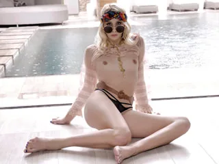 Chanel toma una polla enorme y se la follan duro con semen