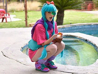 Die Cosplayerin lutscht Schwänze und bekommt ihre süße Muschi vollgespritzt