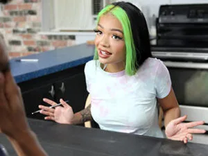 Paisley Paige wordt geneukt bij het zwembad en gevuld met sperma