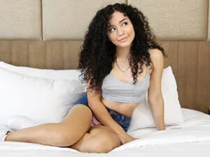 Thalia Diaz spreads her legs and shows her sexy side slowly