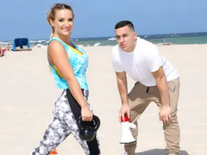 Cali Carter chupa y folla la enorme polla de su entrenador después de un intenso entrenamiento