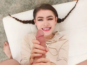 Lucie Cline este o brunetă sexy care iubește să sugă pula și să scoată sunete puternice de tip mmmm în timp ce își mișcă gura în sus și în jos pe pula aceea mare și tare.