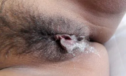 Una MILF thailandese con un culo grasso cavalca un turista bianco con fervore per una torta alla crema