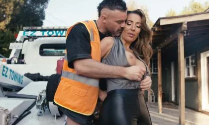 Richelle Ryan succhia e scopa per salvare la sua auto dal rimorchio fuori