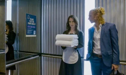Charly Summer geeft een geile hotelgast een hete, stomende neukpartij