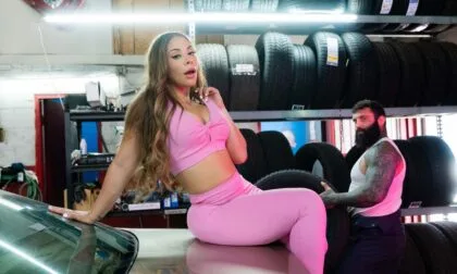 Laura Fox scopa per pagare la riparazione della sua auto in un affare sporco