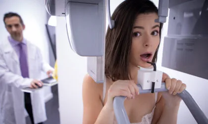 Dharma Jones riceve un trattamento di succhiamento profondo della gola dal suo dentista sporco