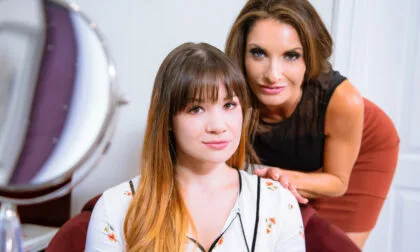 Silvia Saige neukt Alison Rey in sexy therapiesessies om haar huwelijk te redden