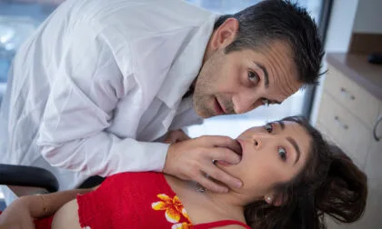 Amber Summer este futută de un dentist pervers în timpul examenului